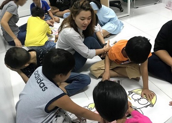 黎氏蔡鴛與在第二兒童醫院的愛滋病患兒交流。