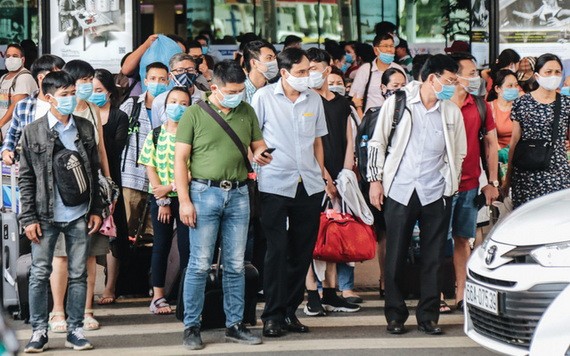 民眾在公共場所嚴格落實佩戴口罩規定。（圖源：明仁）