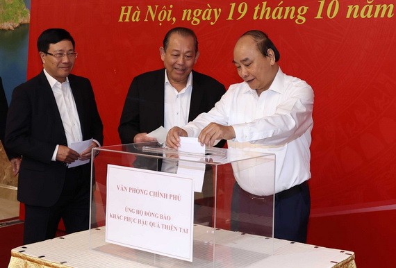 政府領導為中部災民捐款。（圖源：越通社）