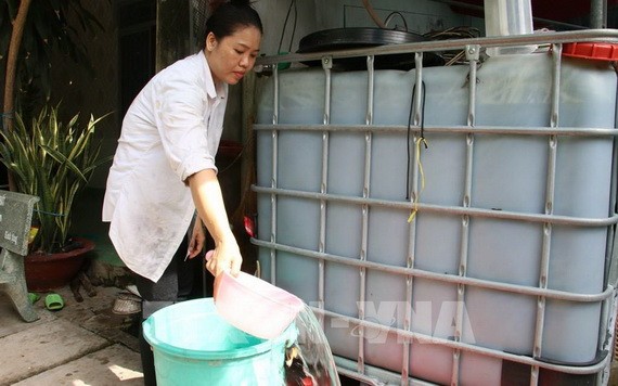 目前檳椥省州城縣州城鎮數百家民戶不敢食用受污染的自來水，只能用之於其他用途，如衣物洗滌、沐浴等。（圖源：越通社）