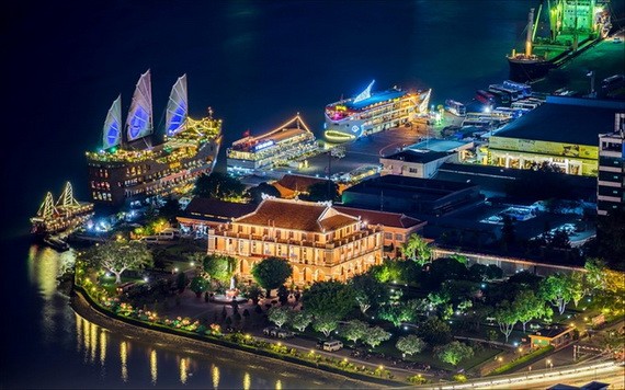 芽龍碼頭夜色一隅。