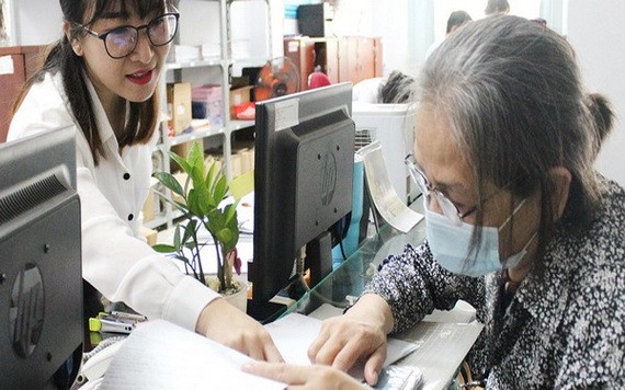 范氏絨（左）向民眾解釋社保結算手續。