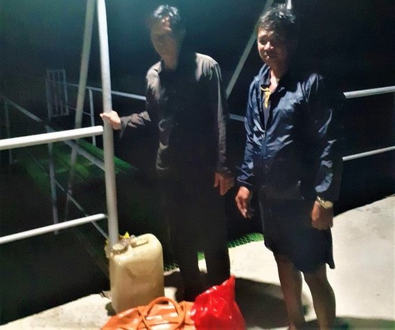 獲救的兩名漁民。（圖源：光輝）