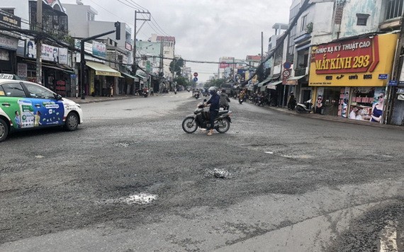 新修的黃晉發街又現坑窪。（圖源：L. Thương）