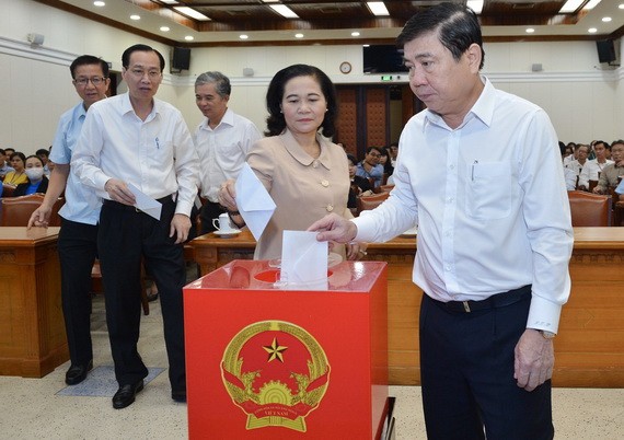 市領導人為中部洪水災民捐款。（圖源：越勇）