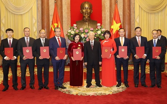 總書記、國家主席阮富仲向各大使頒授委任《決定》。（圖源：越通社）