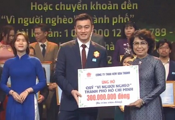 華人企業萬成乳膠床墊公司捐助３億元。