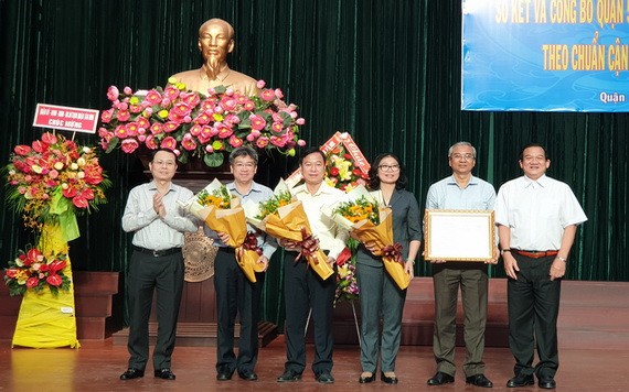 第五郡領導榮獲本市頒發完成無貧困邊緣戶計劃證書。