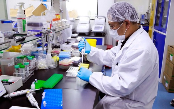 科研人員在研發新型冠狀病毒疫苗。（圖源：互聯網）