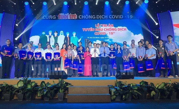 “銘記新冠肺炎抗疫一線先鋒”儀式一隅。（圖源：市黨部新聞網）