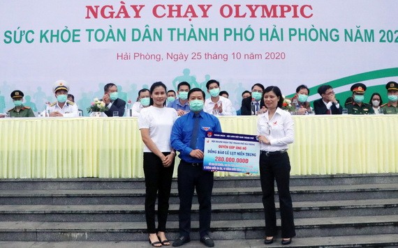 共青團海防市市委常務處接受海防市各組織和人士給遭受洪澇肆虐造成損失的中部民眾捐助4億4000萬元捐款。