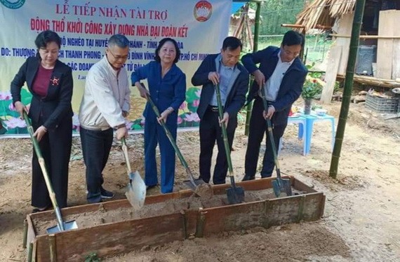 許玉林總經理(左二)參加溫情屋動工儀式。