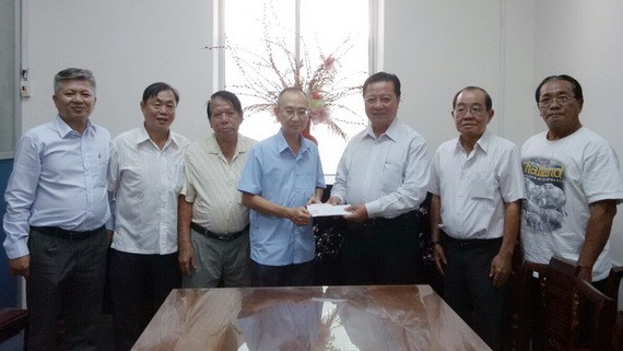 梁萬榮理事長(右三)將賑災善款轉交予范興主任。