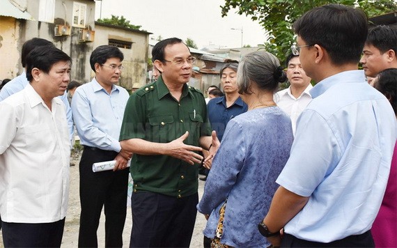 阮文年書記親切問候和瞭解當地民戶生活中的困難。（圖源：市黨部新聞網）