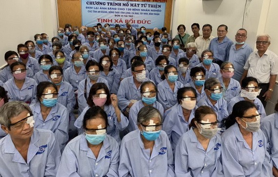 培德精舍理事會與白內障患者在手術後合照。