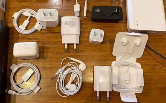 本市某地攤擺賣多種來源不明、廉價的手機配件。