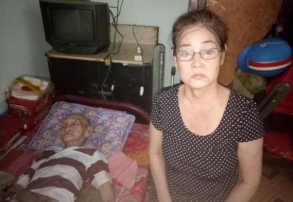 朱潔明與癱瘓在床的父親朱堅。