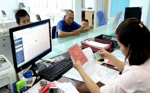 辦理行政手續時，戶口簿和人民證是民眾必須攜帶的證件。