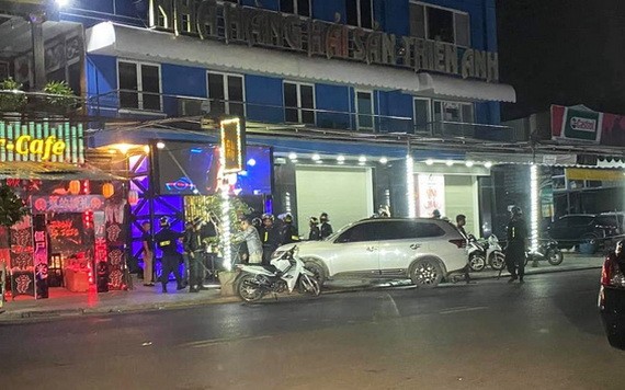 職能力量對“新廣場”酒吧進行突擊檢查時門外現場。（圖源：德線）