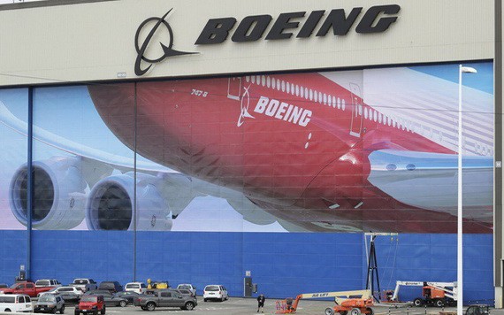 美國波音公司不堪季度虧損，當地時間28日宣佈將擴大裁員，計劃在2021年年底前，再裁員7000人，以應對航空業長期低迷的局面。（圖源：AP）