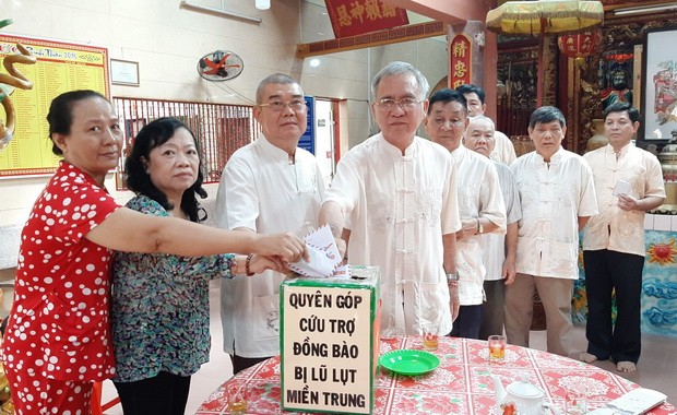 阮善仁同志探視廣平省災民 ảnh 1