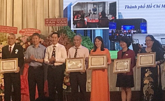 市商業華語培訓中心、市華語成人教育中心分別獲表彰。