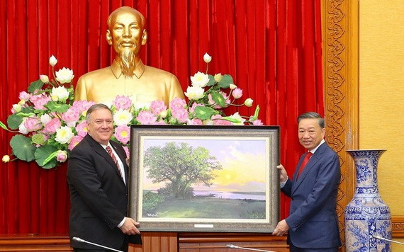 公安部長蘇霖大將（右）向美國國務卿邁克爾‧蓬佩奧贈送紀念品。（圖源：成南）