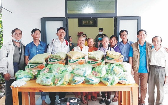 作者前往林同省保祿市玉保精舍行善時合照。