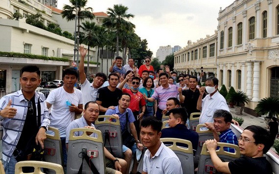 圖為廣寧省旅行團乘坐雙層觀光巴士參觀市中心。（圖源：藍江）