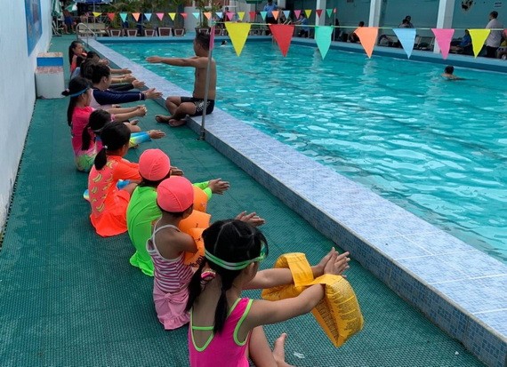少兒在藍山泳池參加普及游泳技能。