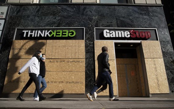  美國紐約一些商店均用木板加固了門窗，避免騷亂者在選舉後出現混亂與動盪時對商店進行掠奪。 （圖源：彭博社）