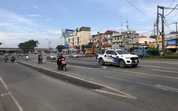 平兆收費站拆卸後路面寬闊，車輛暢通無阻。（圖源：周俊）