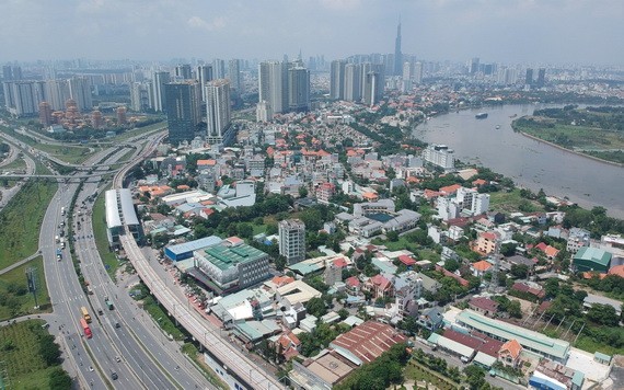 沿著第二郡河內大道的地鐵1號線。