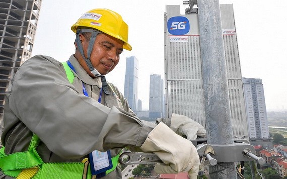 技術人員為５Ｇ網絡基礎設施做好準備。（圖源：春成）