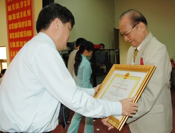 蟻團同志榮獲國家主席頒贈三等勞動勳章。