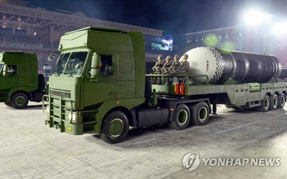 10月10日，朝鮮在建黨日75週年閱兵式上公開的潛射彈道導彈。（圖源：韓聯社）