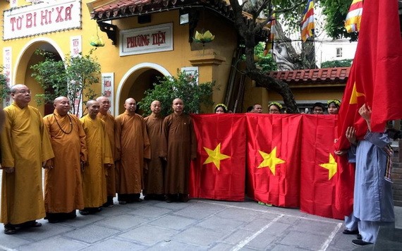 諸尊佛教領導在館使寺院內舉行升國旗儀式。（圖源：鴻明）