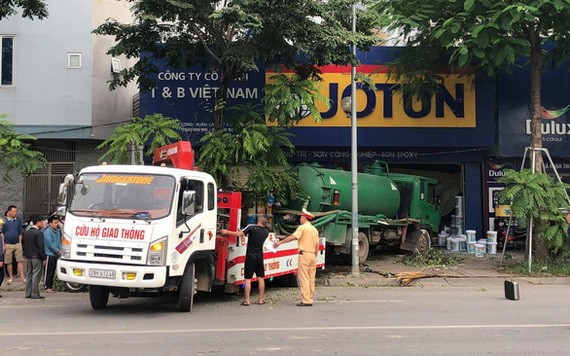 交警派出起重車將槽車牽離現場。（圖源：名仲）