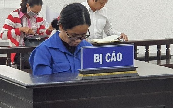 被告人阮明娘站在被告席上低頭回答審判員問案。（圖源：嘉慶）