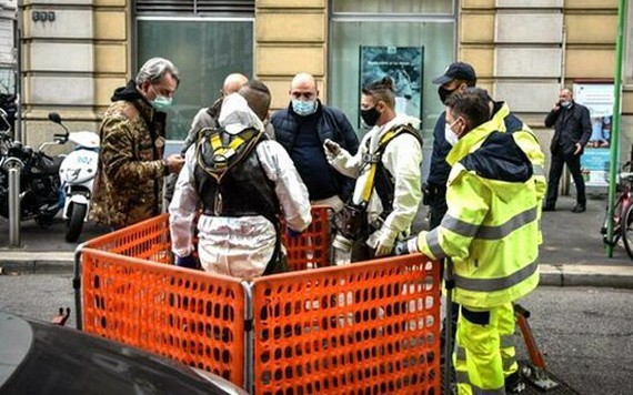 警方派出警員通過窨井地下通道搜索疑犯。（圖源：互聯網）