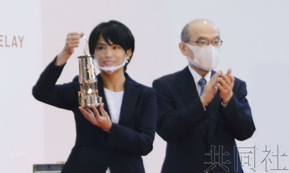 歡迎儀式上，該市出身的倫敦奧運女子柔道金牌得主松本薰拿著放入專用火種盒的聖火入場。（圖源：共同社）