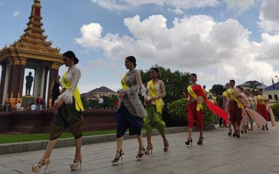 圖為柬埔寨佳麗在金邊參加一場活動為當地旅遊宣傳。（圖源：互聯網）