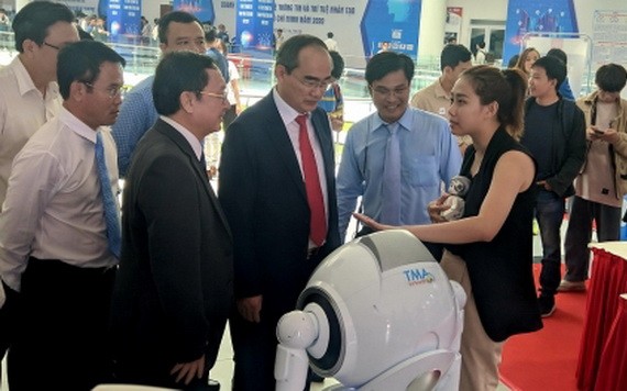 阮善仁同志（前中）參觀人工智能產品。（圖源：VOV）