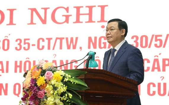 河內市市委書記王廷惠在會議上發表講話。（圖源：曰成）