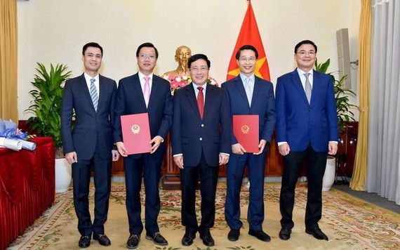 政府副總理、外交部長范平明（中）向任命的總領事頒授《決定》並合影留念。（圖源：VOV）