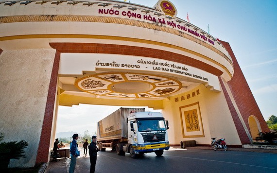 一輛運載貨品的集裝箱卡車經勞保國際口岸通關後運往老撾。（圖源：江阮）