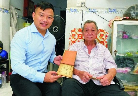 黎君然（右）向陳列室捐贈求學時期的紀念冊。