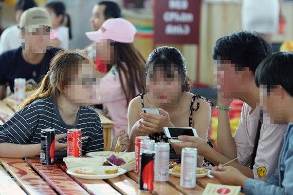 若干人因方便、符合口味又價格合理而選吃加工食品和路邊菜餚。