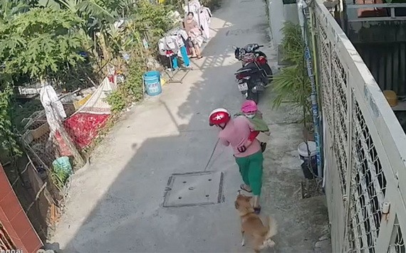 正抱著孩子的翹姐被狗衝出咬傷腿部。 （照片是由受害者家人提供）