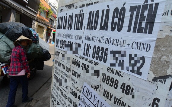 富潤郡阮仲選街貼滿推介貸款服務的傳單。